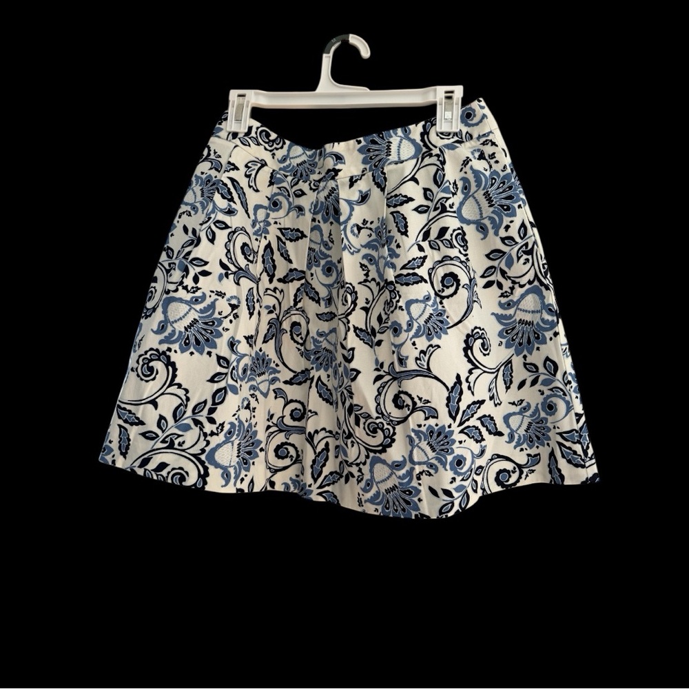 NWT! LOFT White Skirt with Blue Floral Print (size 4)